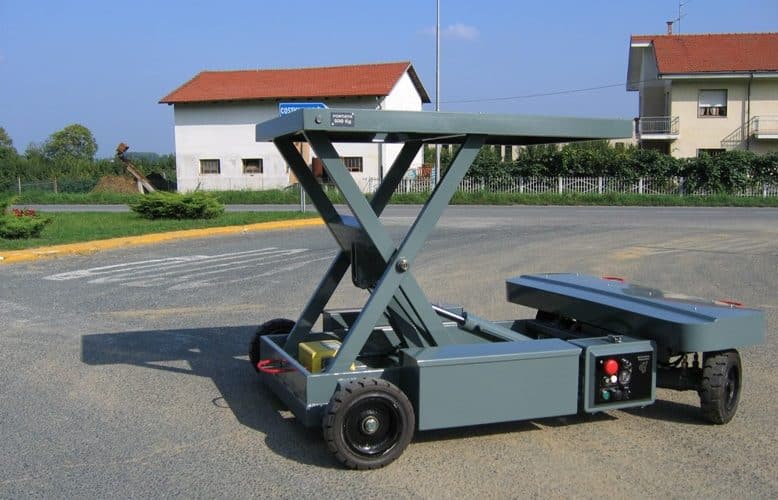 Chariot radiocommandé pour la manutention de matériels dans l’industrie et dans la logistique.